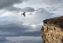 Temerario salto en moto al abismo (VIDEO)