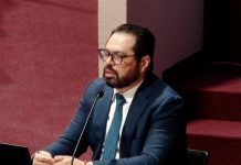 Con “besos”, Secretario de finanzas esquiva cuestionamiento por sueldos de familiares de AMLO