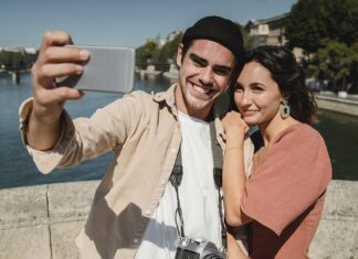 El algoritmo del deseo: ¿Puede la IA salvar el romance de Tinder con Wall Street?