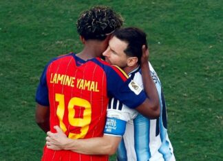 Lamine Yamal consuela a Messi tras la victoria de España