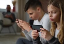 Adolescentes reportan mejoras en sueño y bienestar bajo restricciones a redes sociales