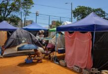 Damnificados por los terremotos en Venezuela improvisan duchas y sanitarios ante la falta de agua