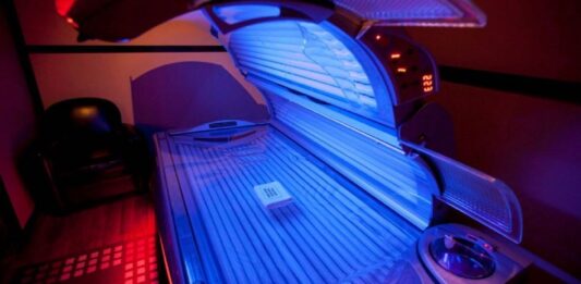 “Generación Z” de EU minimiza riesgos del bronceado artificial y privilegia la apariencia