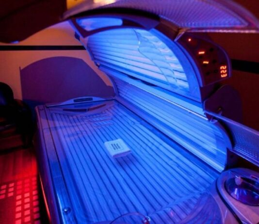 “Generación Z” de EU minimiza riesgos del bronceado artificial y privilegia la apariencia