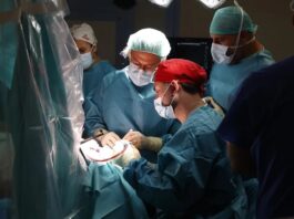 ¿Es posible operar el cerebro de un paciente que está despierto, habla e incluso llora? Sí, y así se hace