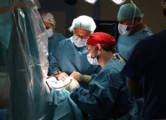 ¿Es posible operar el cerebro de un paciente que está despierto, habla e incluso llora? Sí, y así se hace