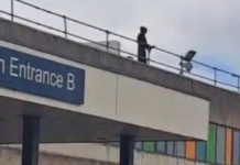 Hombre disfrazado de la Muerte aterroriza desde el techo de un hospital