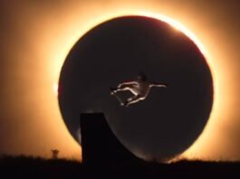 Skater Danny León logra la imagen más espectacular del eclipse solar total