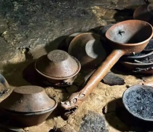 México descubre 179 piezas prehispánicas en una cueva ritual de la cultura zoque