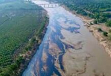 Río Pánuco negro: Pemex despliega cercos de contención tras contaminación
