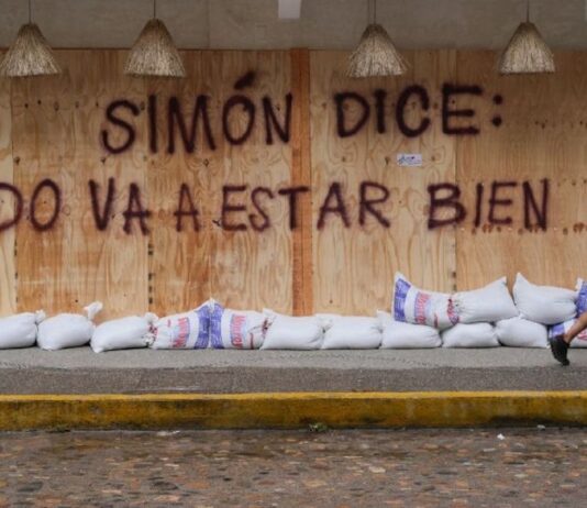 “Simón” baja a huracán categoría 2, pero se mantiene la alerta