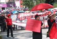 Trabajadores del IMSS e ISSSTE toman Xalapa contra la escasez y salarios de miseria