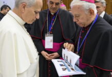 CEM entrega libro de desaparecidos al Papa León XIV